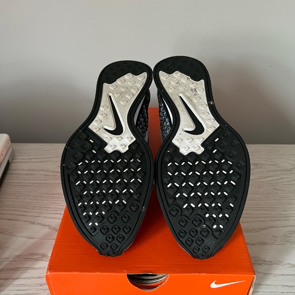 Used Nike Flyknit Racer "Oreo" size 9 - Picture 4 of 4